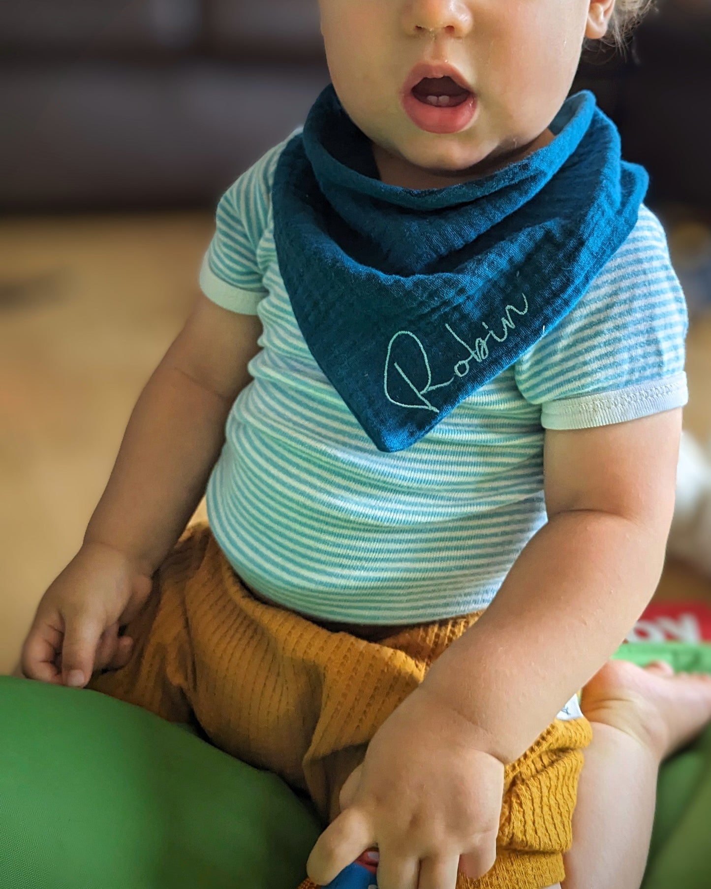 Halstuch aus Musselin personalisiert mit Name Sabbertuch bestickt Babyhalstuch