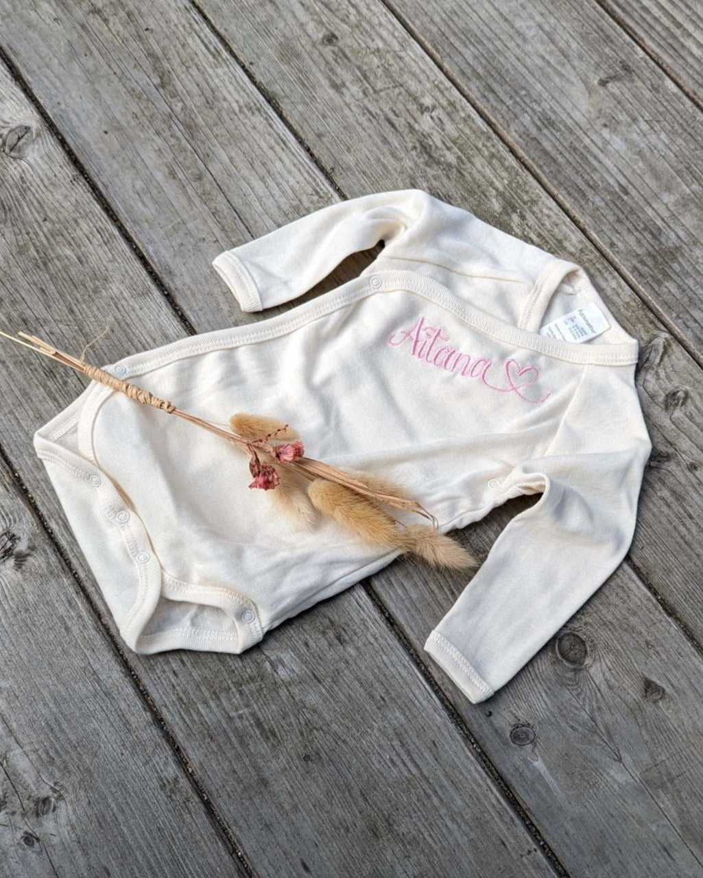 bestickter, personalisierter Baby-Body mit Name personalisiert DTF Druck