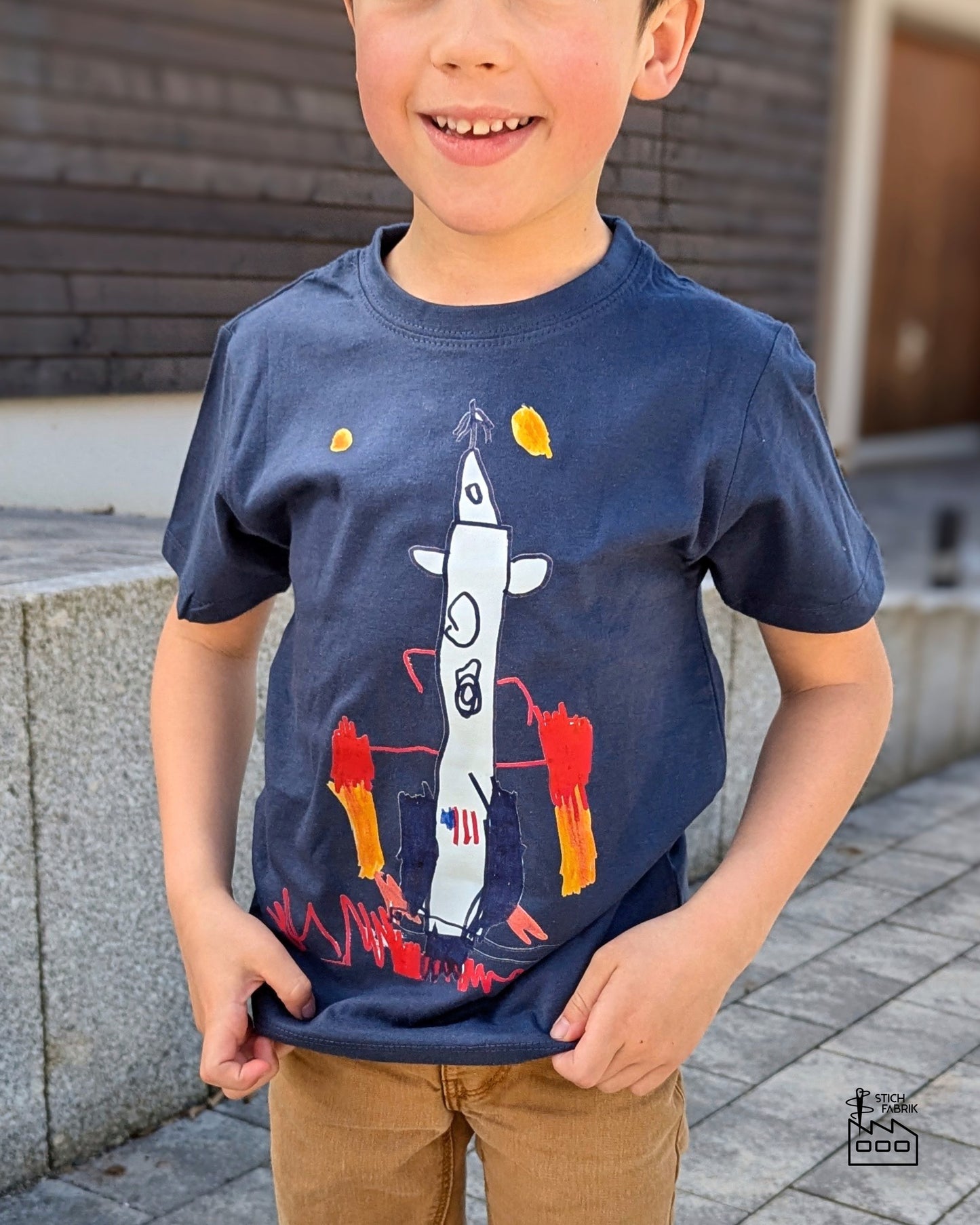 personalisiertes Shirt mit Kinderzeichnung Druck Stick