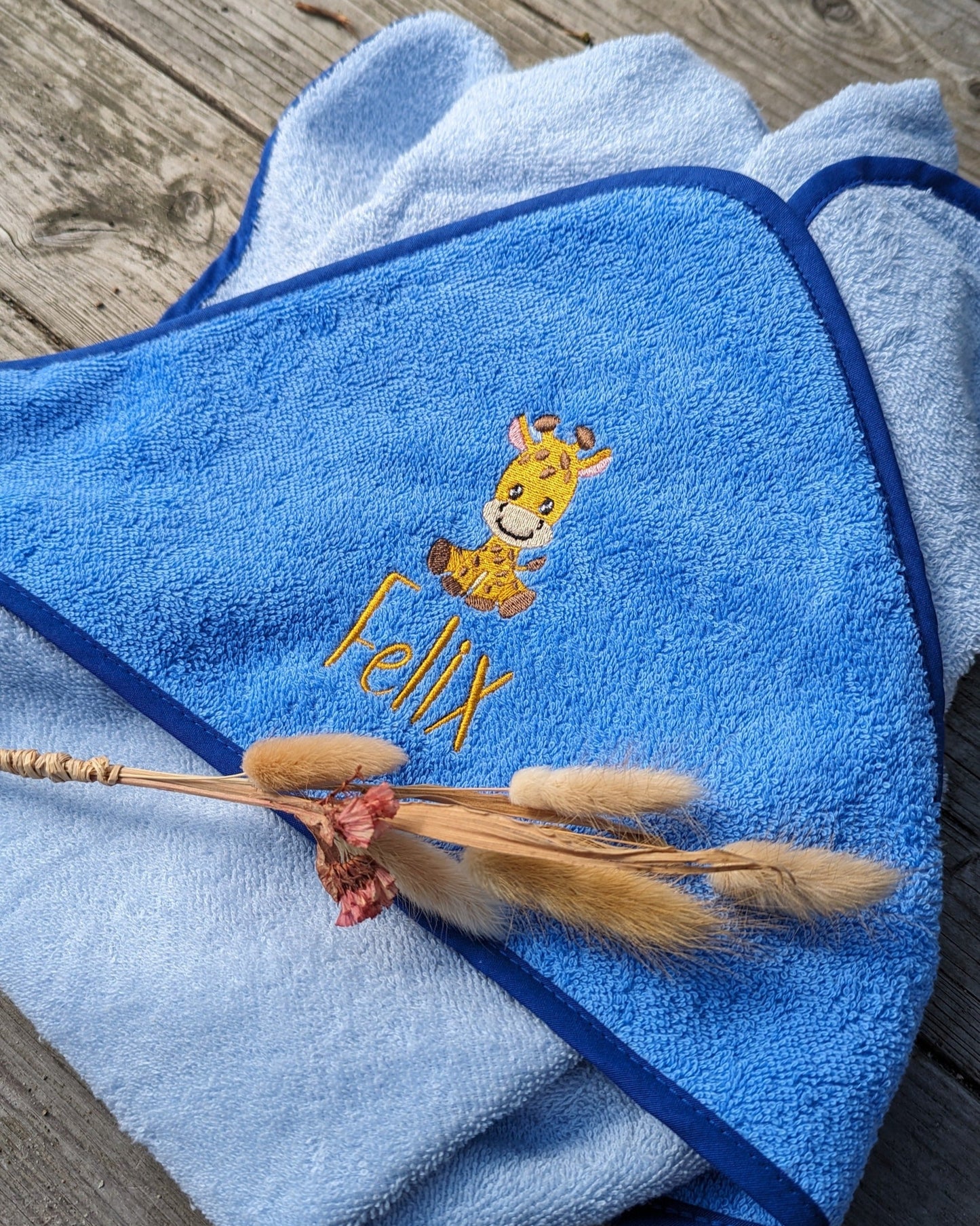 Kapuzentuch Handtuch Badetuch personalisiert mit Name und Motiv bestickt
