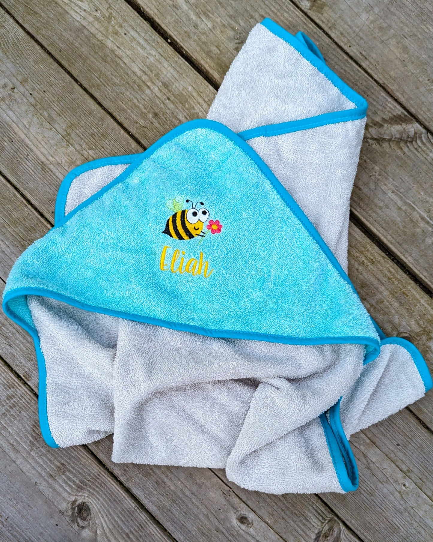 Kapuzentuch Handtuch Badetuch personalisiert mit Name und Motiv bestickt