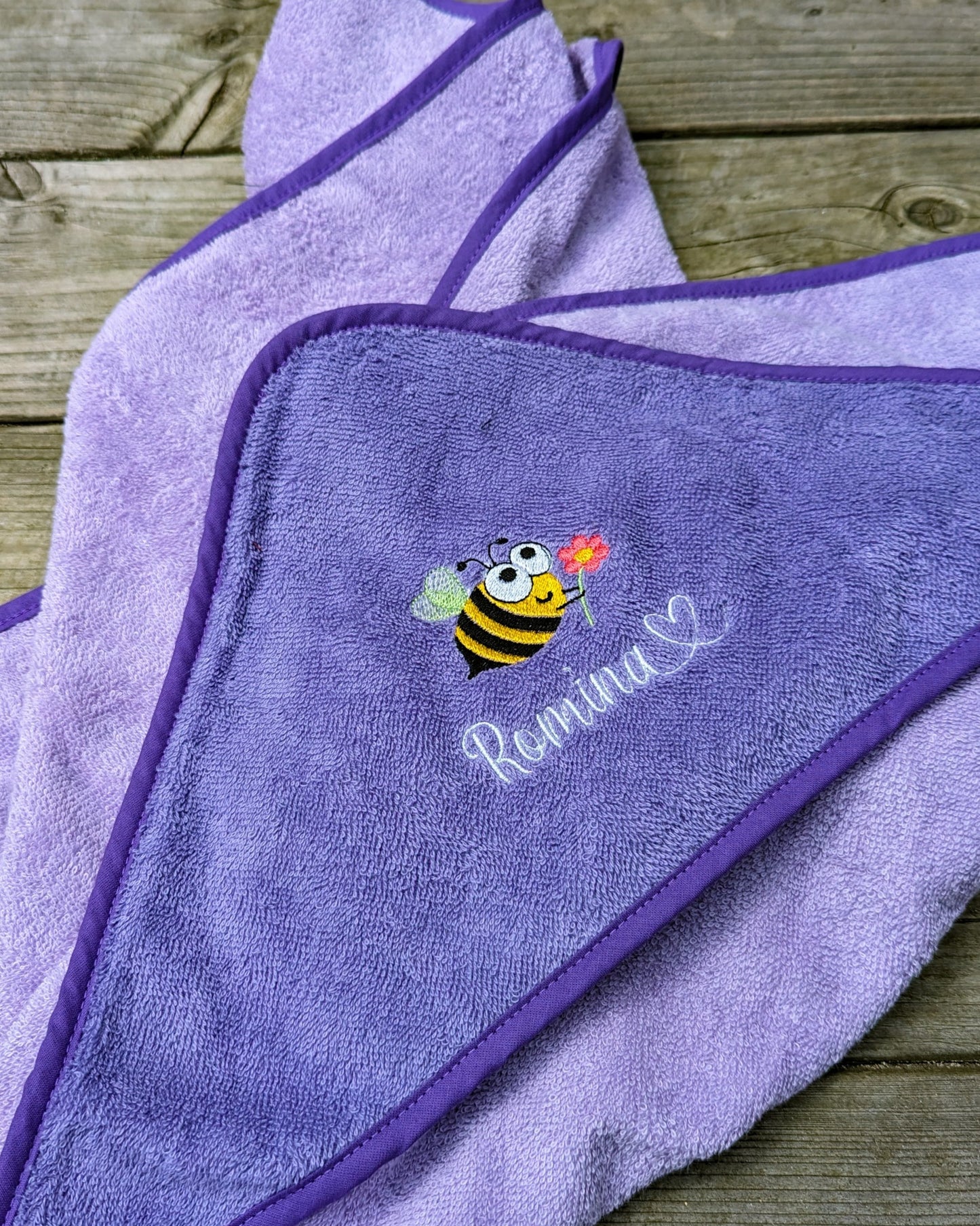 Kapuzentuch Handtuch Badetuch personalisiert mit Name und Motiv bestickt