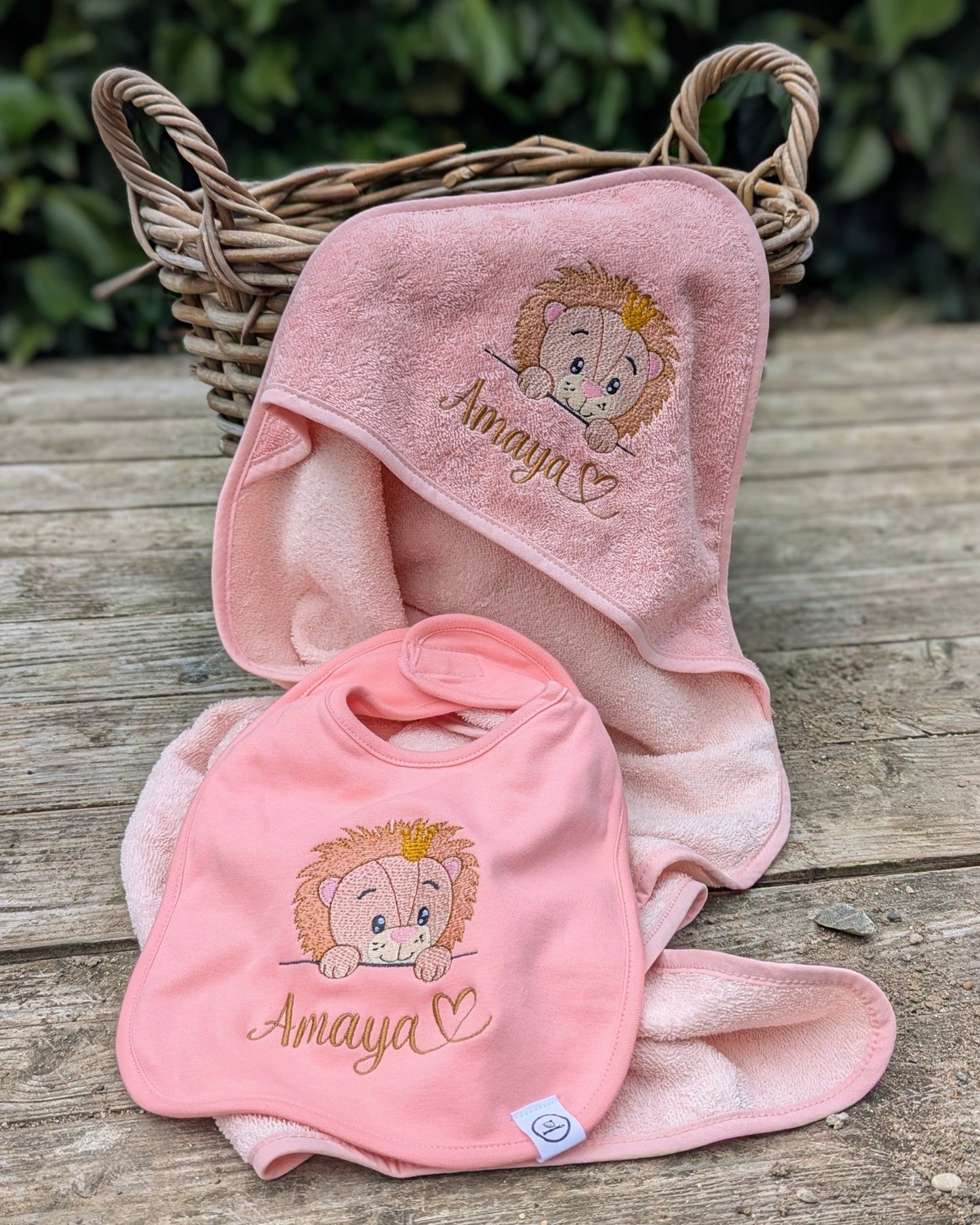 Kapuzentuch bestickt mit Name und Motiv personalisiert Babygeschenk Babyhandtuch Geschenkidee