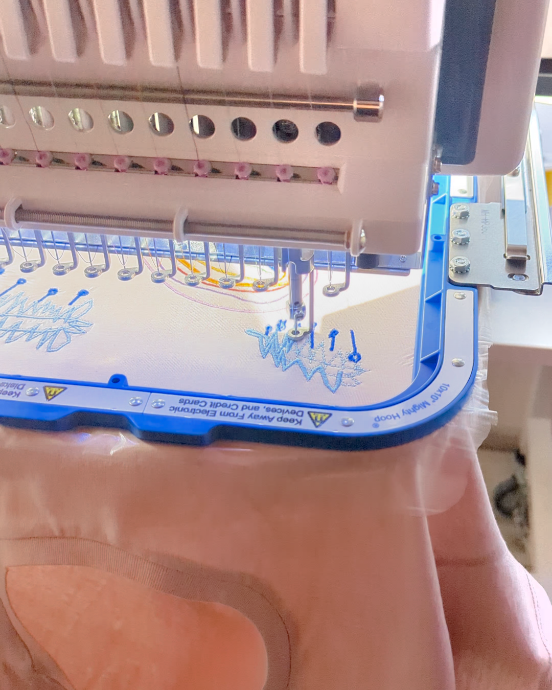 besticktes Shirt Kinderzeichnung auf Textil Kinderbild Druck DTF gestickte Zeichnung