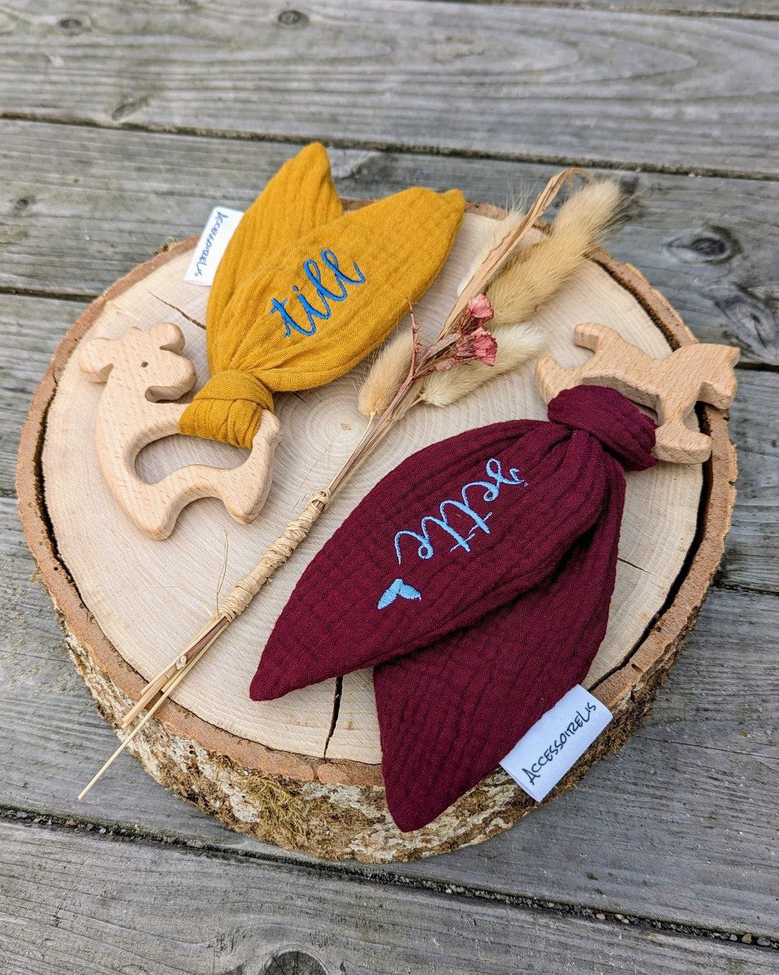 Knisterohren Knistergreifling Holzgreifling Knistertuch personalisiert mit Name bestickt
