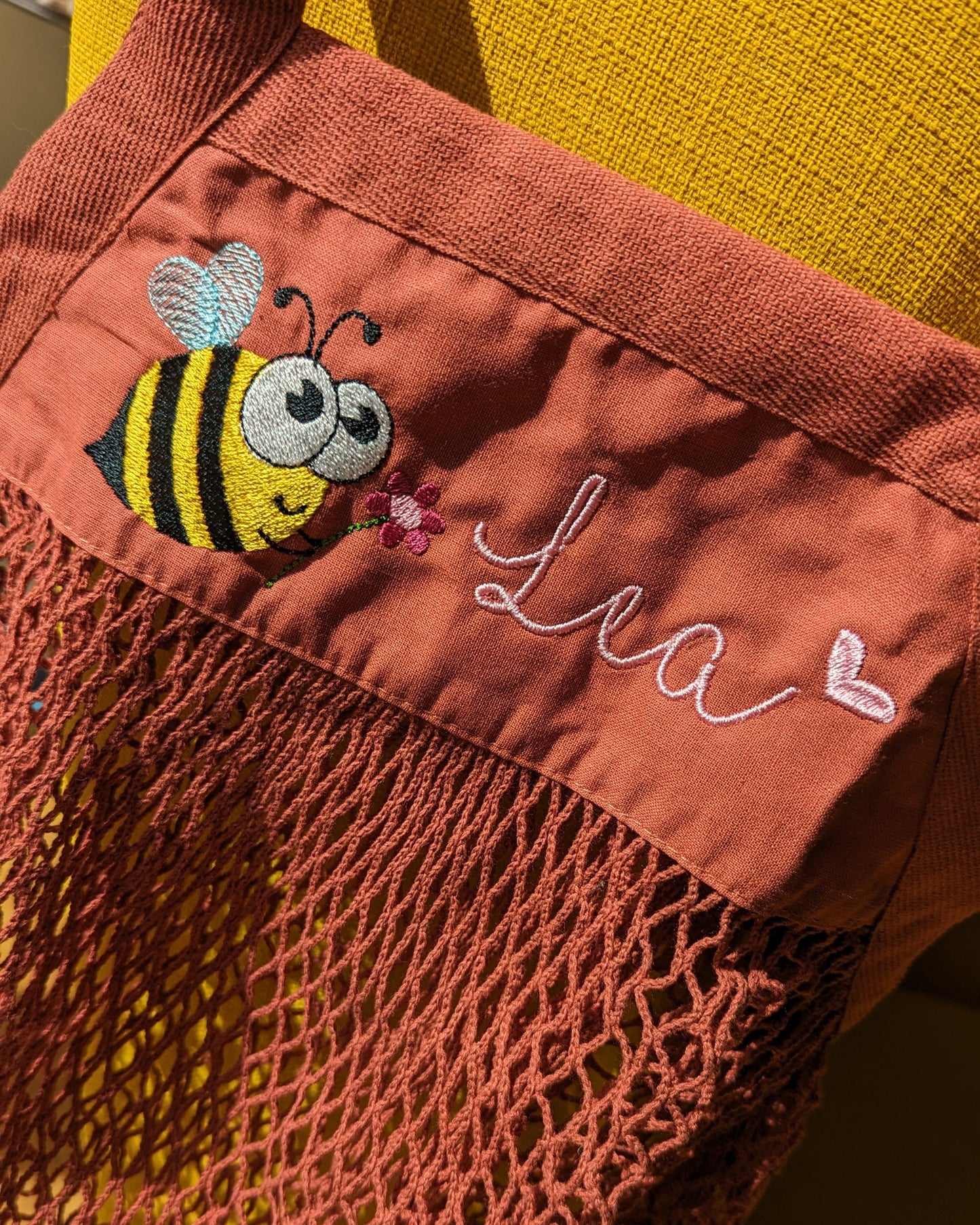 Netztasche mit Hummel bestickt mit Name
