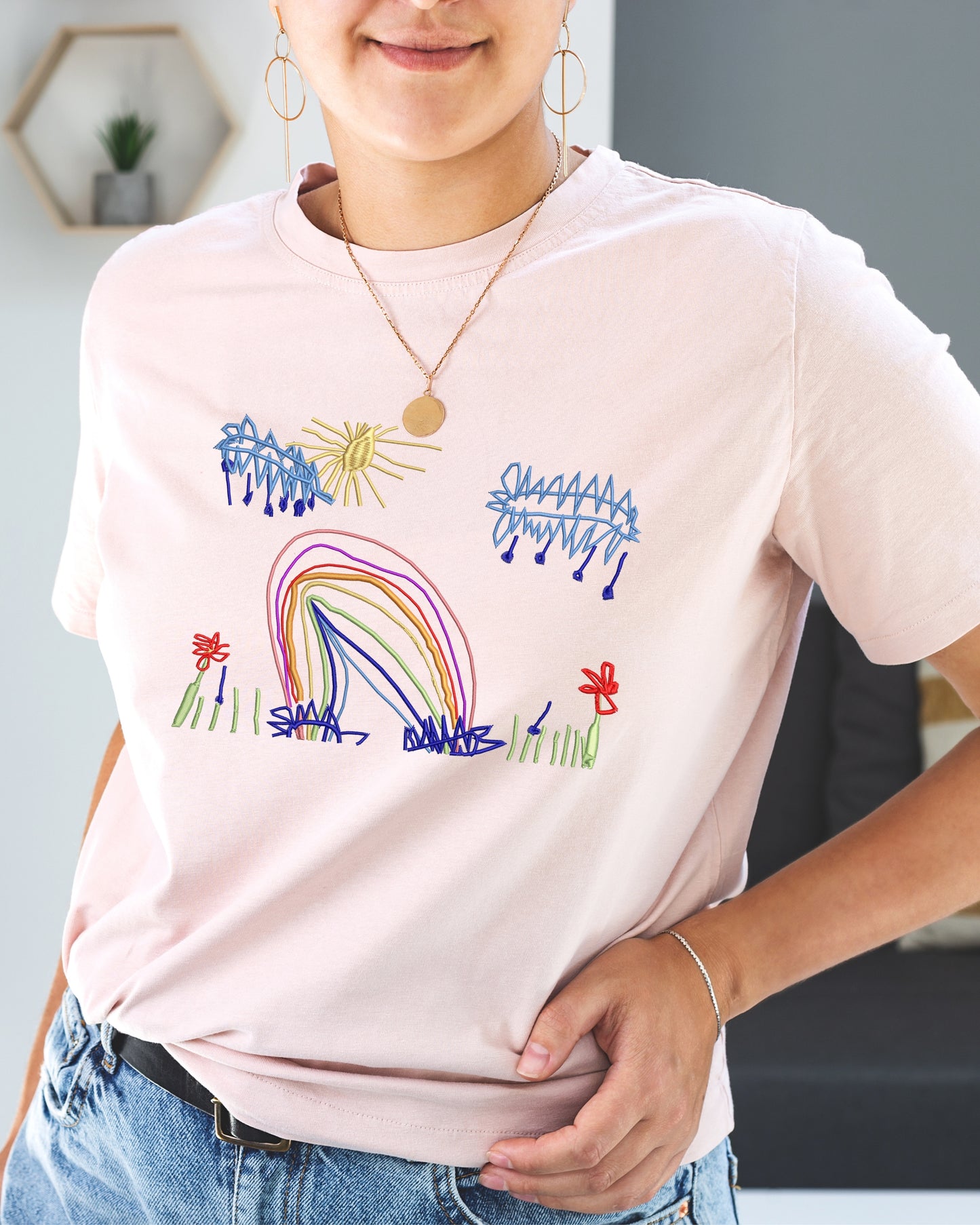 besticktes Shirt Kinderzeichnung auf Textil Kinderbild Druck DTF gestickte Zeichnung