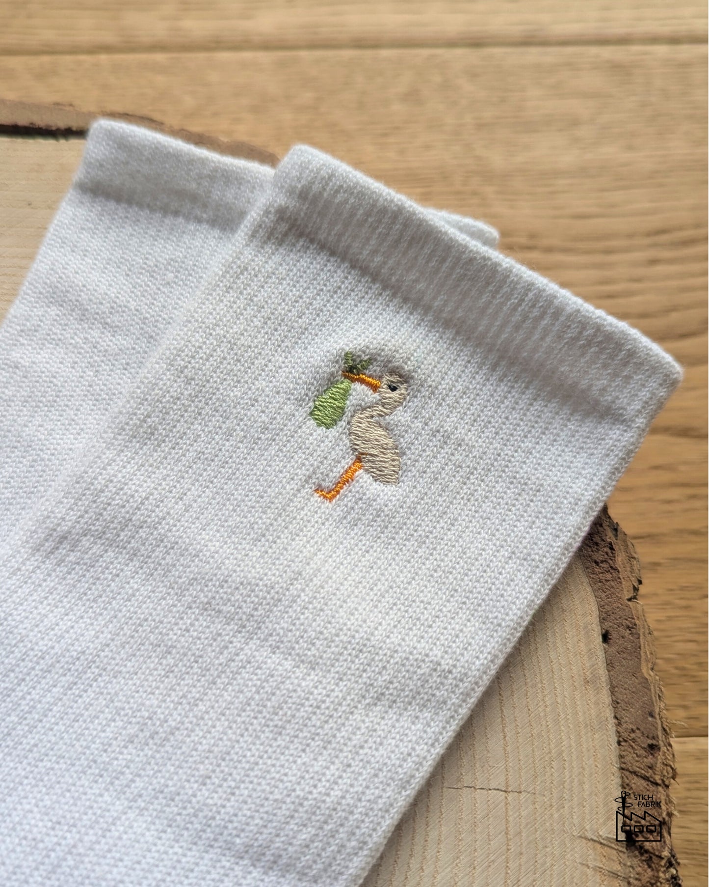 bestickte Socken mit Motiv und Text Crew Socks Tennissocken Hebamme Storch