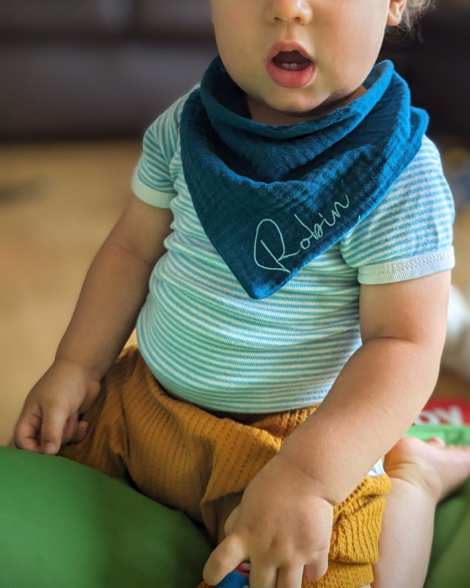 Halstuch aus Musselin personalisiert mit Name Sabbertuch bestickt Babyhalstuch