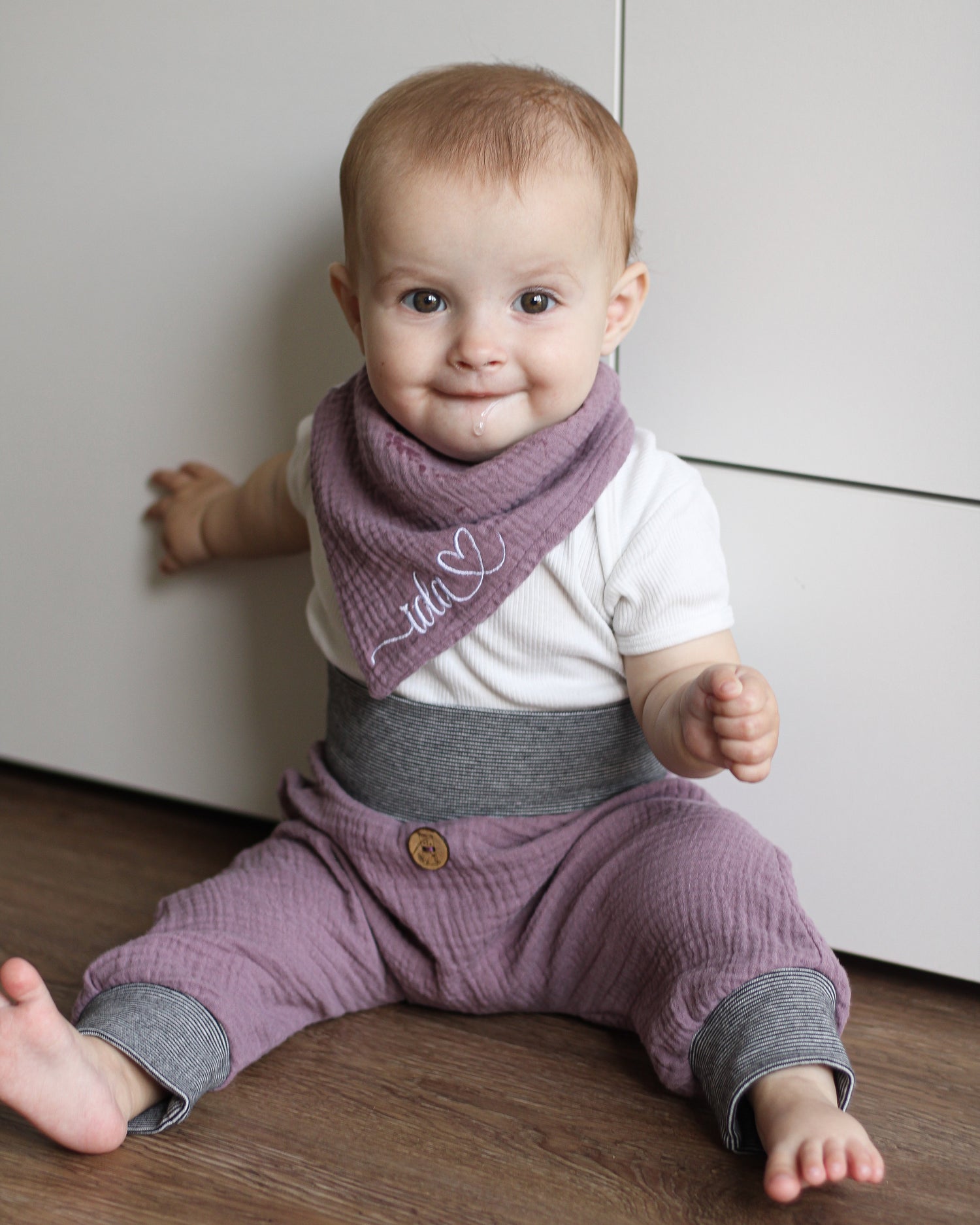 Halstuch aus Musselin personalisiert mit Name Sabbertuch bestickt Babyhalstuch