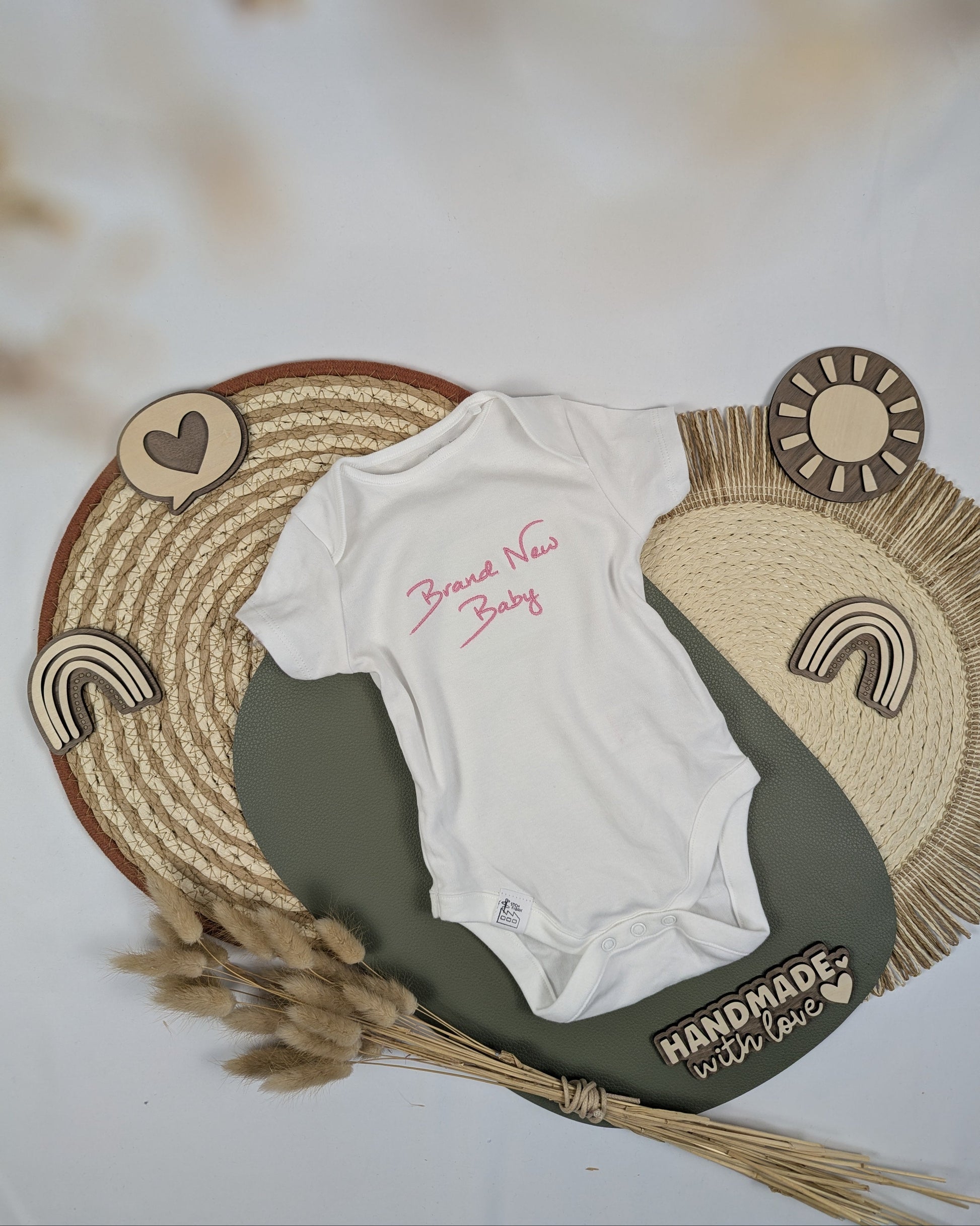 Geburtsgeschenk personalisierter Babybody Body mit Name Logo Spruch Taufgeschenk 