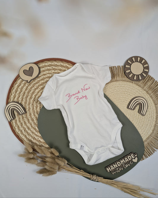 Geburtsgeschenk personalisierter Babybody Body mit Name Logo Spruch Taufgeschenk 