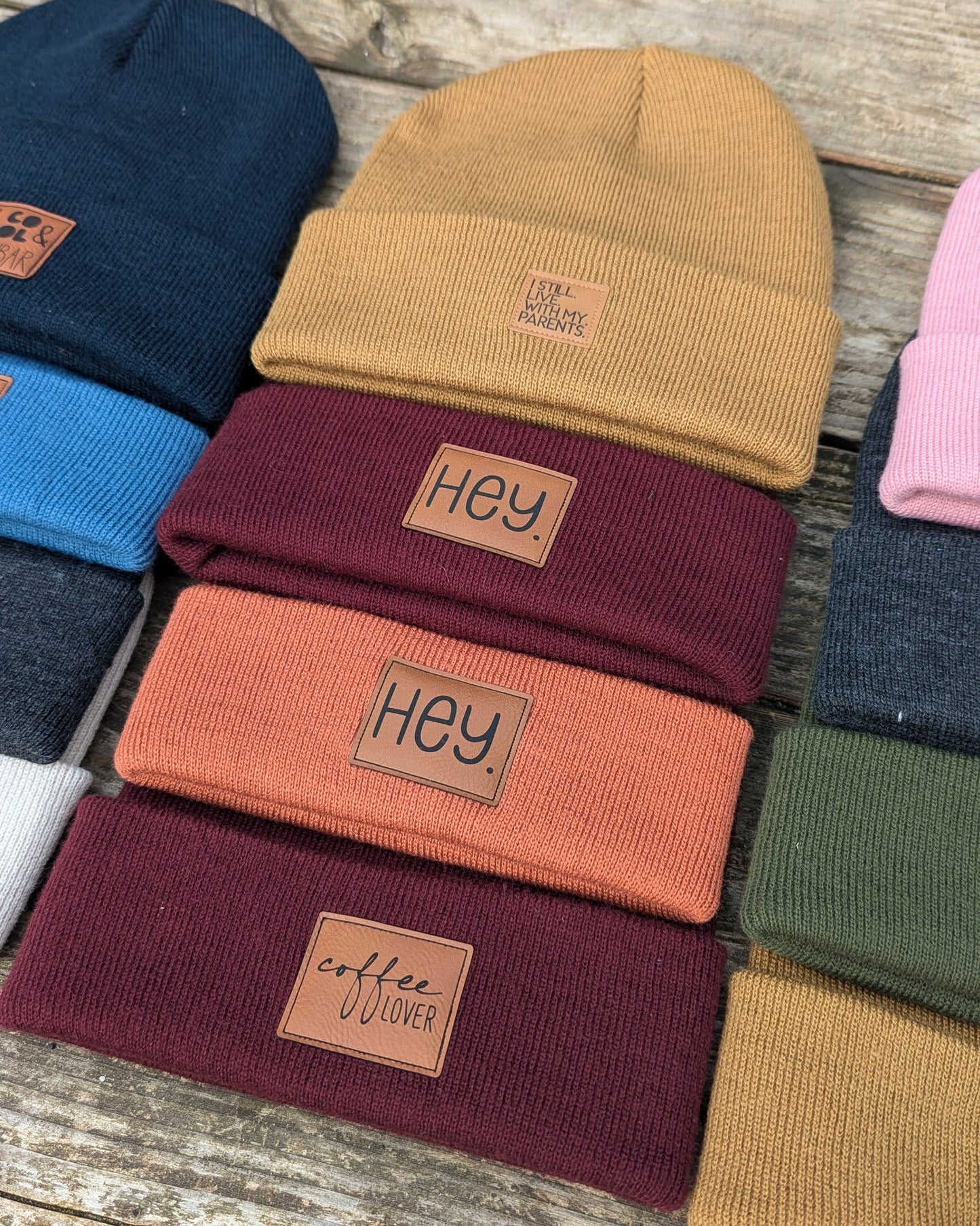 Beanie Mütze Wintermütze Strickmütze bestickt Patch Kunstleder Label