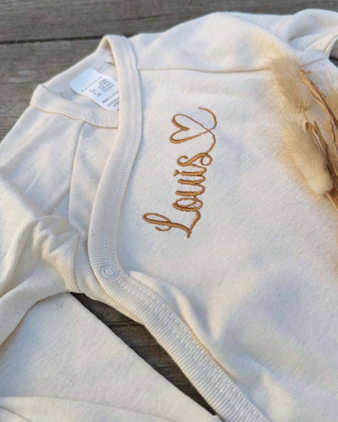 bestickter, personalisierter Baby-Body mit Name