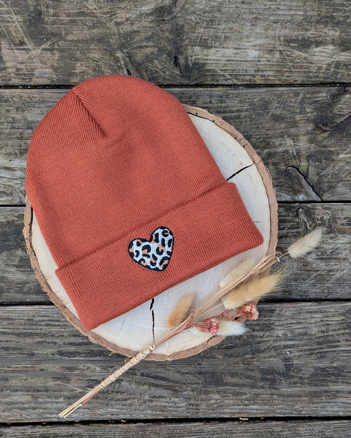 Hipster Beanie bestickt personalisiert Mütze Strickmütze Leo Herz Leopardenmuster