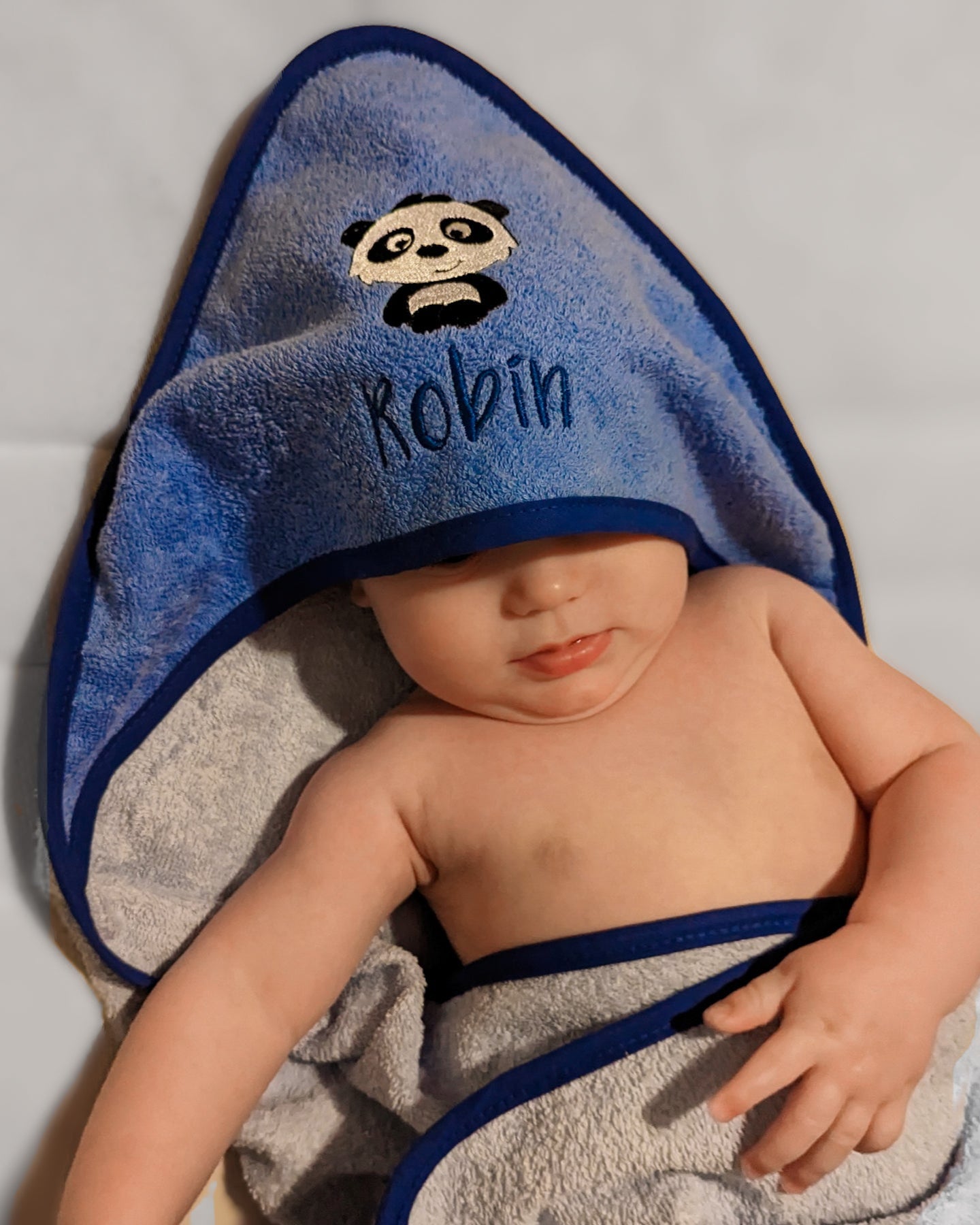 Kapuzentuch Handtuch Badetuch personalisiert mit Name und Motiv bestickt