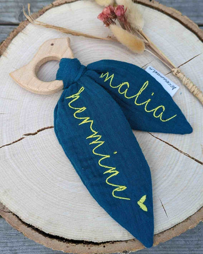 Knisterohr mit Holzgreifling Tierform Knistertuch Knisterspielzeug Rassel bestickt mit Name personalisiert