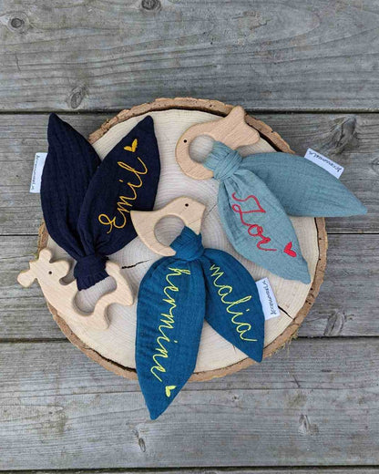 Knisterohr mit Holzgreifling Tierform Knistertuch Knisterspielzeug Rassel bestickt mit Name personalisiert