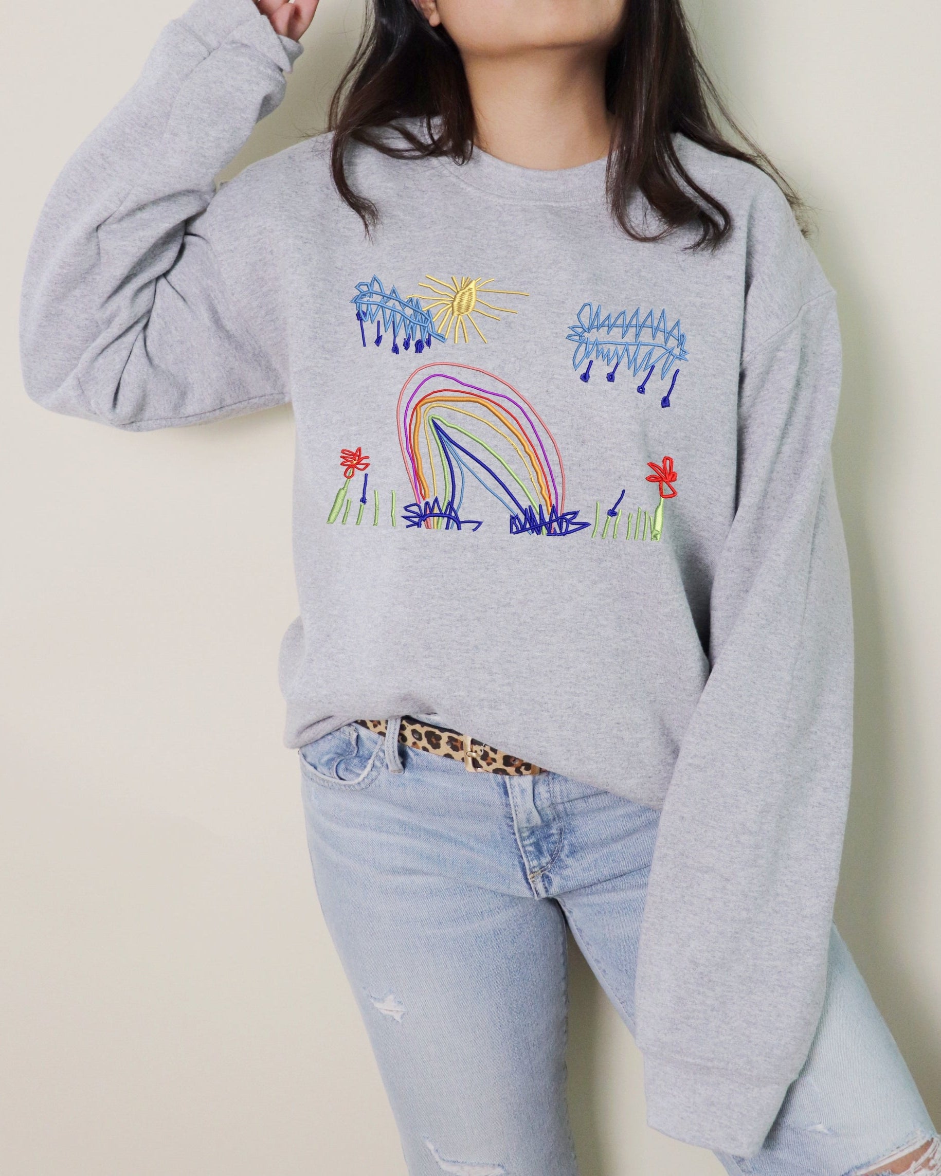 besticktes Shirt Kinderzeichnung auf Textil Kinderbild Druck DTF gestickte Zeichnung