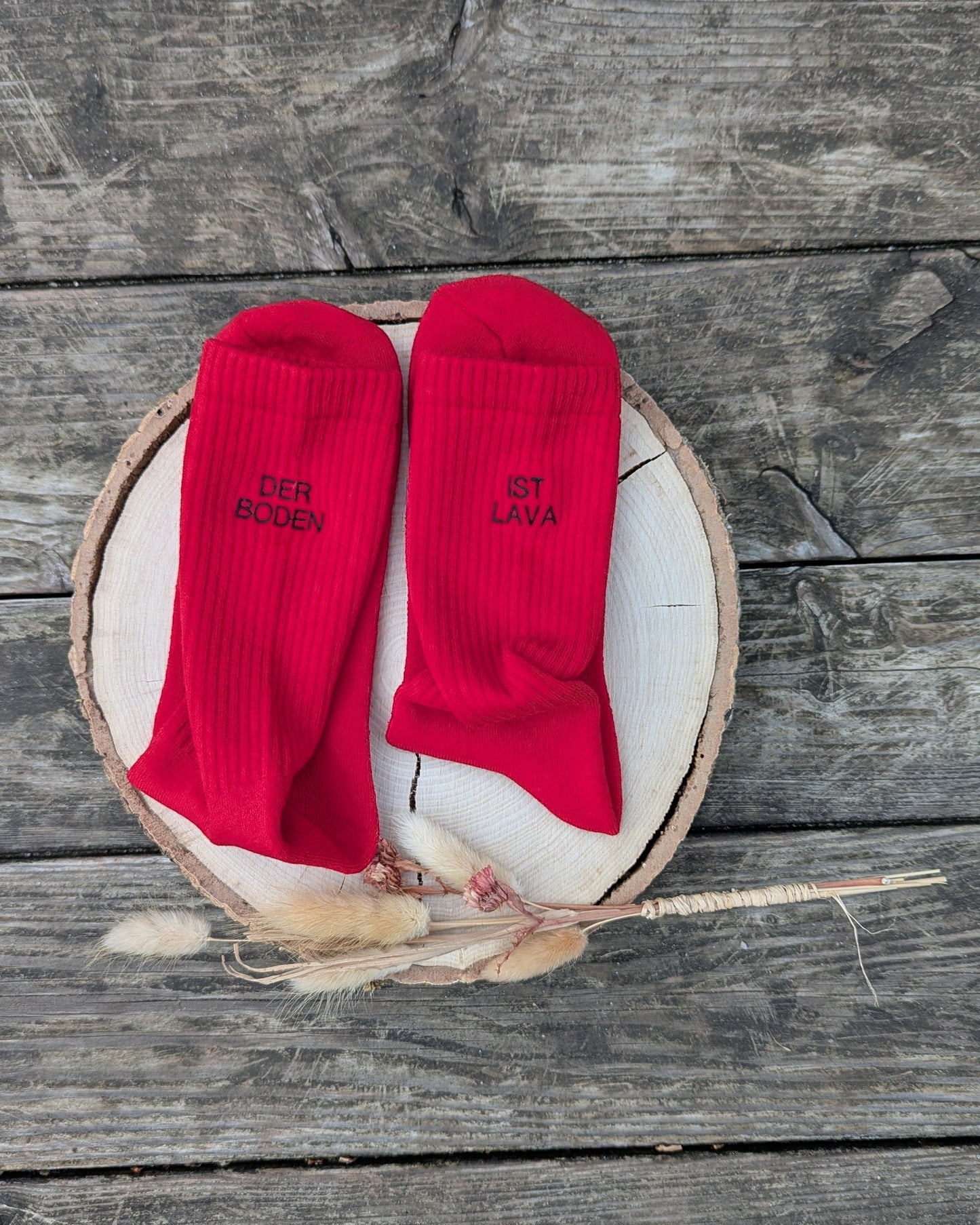 farbige bunte Sportsocken Tennissocken bestickt personalisiert Crew Socks Statementsocken der Boden ist Lava